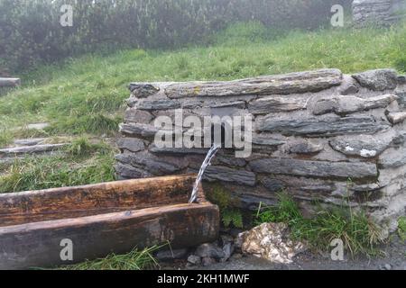 Herzhafte Quelle des Wassers im Jesenik-Gebirge. Sein Name ist Reh Spring. Trinkwasserquelle für Touristen Stockfoto