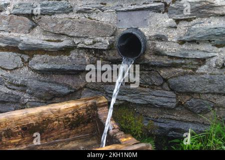 Herzhafte Quelle des Wassers im Jesenik-Gebirge. Sein Name ist Reh Spring. Trinkwasserquelle für Touristen Stockfoto