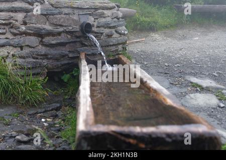 Herzhafte Quelle des Wassers im Jesenik-Gebirge. Sein Name ist Reh Spring. Trinkwasserquelle für Touristen Stockfoto