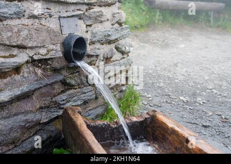 Herzhafte Quelle des Wassers im Jesenik-Gebirge. Sein Name ist Reh Spring. Trinkwasserquelle für Touristen Stockfoto