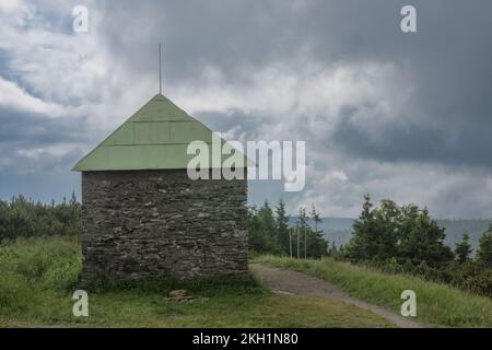 Steinschuppen, Zufluchtsort für Touristen bei schlechtem Wetter, an einem nebeligen Sommertag, die Jesenik Berge Stockfoto