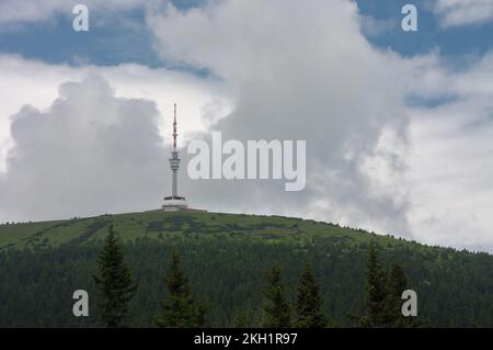 Praded, der höchste Hügel der Jesenik-Berge, Tschechische republik. Fernsehsender, Wachturm auf dem Hügel Stockfoto