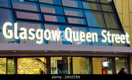 Schild „Glasgow Queen Street Railway Station“ (Bahnhof Glasgow Queen Street) Stockfoto