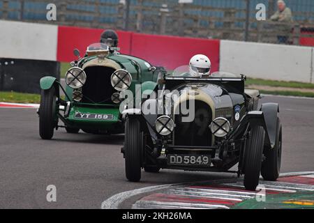 Ewen Getley, Bentley 3-4½ Liter, Oliver Llewellyn, Bentley 4½, der „Mad Jack“ für Vorkriegs-Sportwagen, ein 45-minütiges Rennen für das ikonische Vorkriegsauto Stockfoto