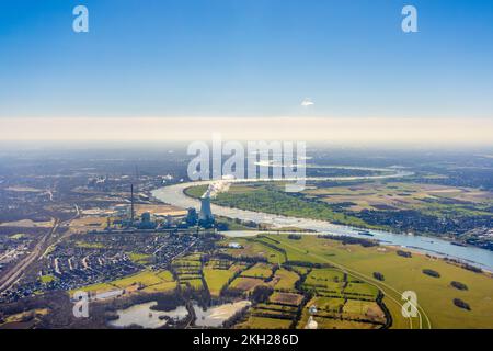 Die beste Aussicht bietet der Blick über den Norden Duisburgs über das Kohlekraftwerk Duisburg-Walsum und die Rheinbögen bei Düsseldorf, Al Stockfoto