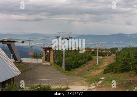 Leerer Sessellift in den Jesenik-Bergen, obere Station des Sessellift Stockfoto