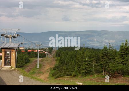 Leerer Sessellift in den Jesenik-Bergen, obere Station des Sessellift Stockfoto