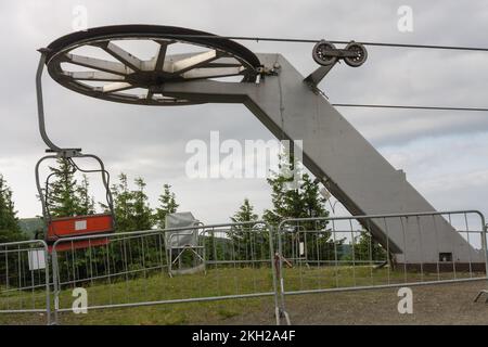 Leerer Sessellift in den Jesenik-Bergen, obere Station des Sessellift Stockfoto