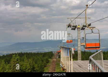 Leerer Sessellift in den Jesenik-Bergen, obere Station des Sessellift Stockfoto