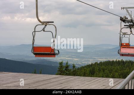 Leerer Sessellift in den Jesenik-Bergen, obere Station des Sessellift Stockfoto