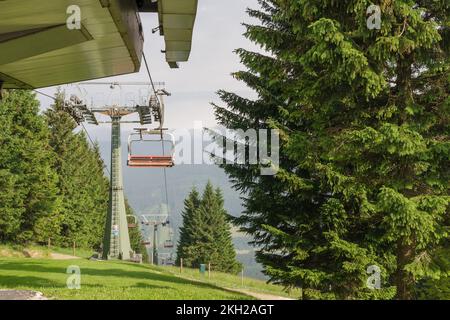 Leerer Sessellift in den Jesenik-Bergen, obere Station des Sessellift Stockfoto