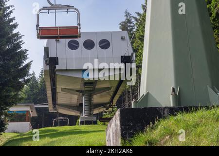 Leerer Sessellift in den Jesenik-Bergen, obere Station des Sessellift Stockfoto