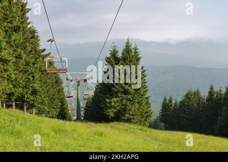 Leerer Sessellift in den Jesenik-Bergen, Skiliftspylon am Sommertag Stockfoto