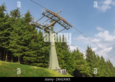 Skiliftspylon, Sessellift in den Jesenik Bergen am Sommertag Stockfoto