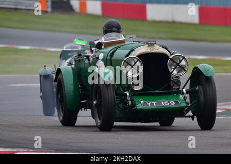 Oliver Llewellyn, Bentley 4½, der „Mad Jack“ für Vorkriegs-Sportwagen, ein fünfundvierzigminütiges Rennen für legendäre Vorkriegs-Autos, viele aus den 1920er und 30er Jahren, Stockfoto