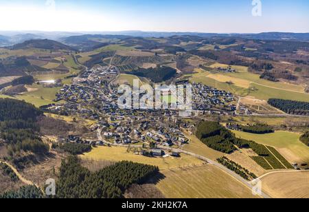 Luftaufnahme, Blick auf das Dorf und die Kirche St. Nikolaus in Cobbenrode mit Blick auf das bergige Sauerland, Eslohe, Sauerland, Nordrhein-Westfalen, Deutschland Stockfoto