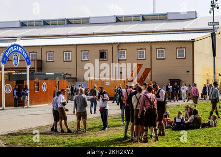 Besucher des Oktoberfests plaudern vor einem Bierzelt auf dem Puke Hill. Stockfoto