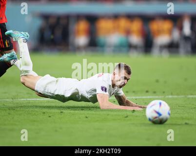 Al-Rayyan, Katar. 23.. November 2022. Alistair Johnston aus Kanada fällt während des Spiels der Gruppe F zwischen Belgien und Kanada bei der FIFA-Weltmeisterschaft 2022 im Ahmad bin Ali Stadium in Al Rayyan, Katar, am 23. November 2022. Kredit: Lan Hongguang/Xinhua/Alamy Live News Stockfoto