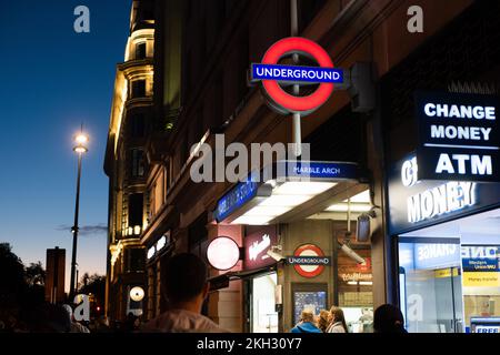 London, Großbritannien - 4. November 2022: U-Bahn-Station-Logo in London City. Marble Arch Station Eingang. Stockfoto