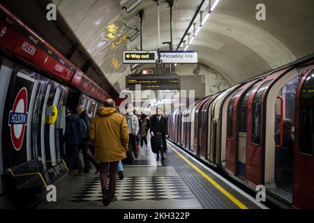 London, Großbritannien - 4. November 2022: U-Bahn-Station-Logo in London City. Leute, die auf dem Holborn-Bahnhof laufen. Stockfoto