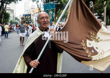 Salvador, Bahia, Brasilien - 26. Mai 2016: Katholische Mitglieder halten während der Prozession des Corpus Christ in den Straßen der Stadt Salvador, Bahia, Fahnen. Stockfoto