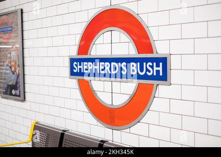 London, Großbritannien - 4. November 2022: U-Bahn-Station-Logo in London City. Shepherd's Bush-Schild drinnen. Stockfoto