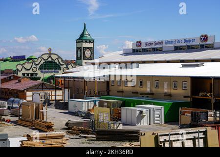 Im Spätsommer beginnt jedes Jahr zur gleichen Zeit der Aufbau der ca. 48 Bierzelte auf der Theresienwiese in München für das Oktoberfest. Stockfoto