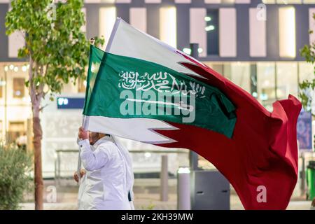 FIFA Fußball-WM Kroatien Fans in Katar Look Dress Genießen im Souk Waqif Stockfoto