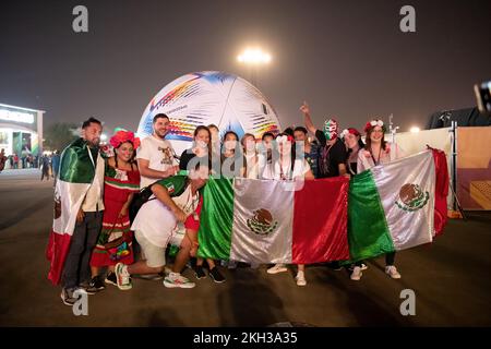Fußballfans feiern die Eröffnungszeremonie in der Doha Fan Zone Katar. Mexikanische Fußballfans in Katar Stockfoto