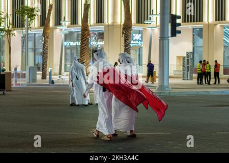 FIFA Weltmeisterschaft Katar 2022 katarische Fans auf dem Lusail Boulevard Stockfoto