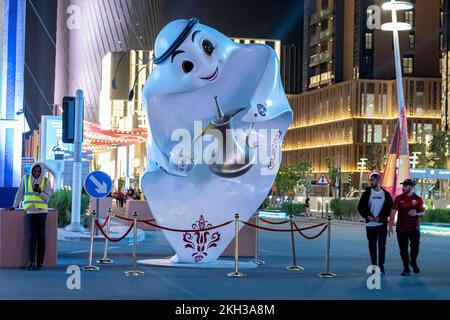 FIFA World Cup 2022 offizielles Maskottchen Laeeb am Lusail Boulevard, Doha, Katar. Stockfoto