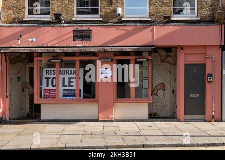 Ein geschlossenes Restaurant mit einem Mietschild im Fenster, Cowcross Street, London, Großbritannien. 22. Okt. 2022 Stockfoto