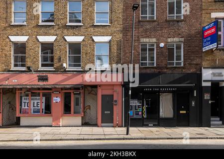 Ein geschlossenes Restaurant mit einem Mietschild im Fenster, Cowcross Street, London, Großbritannien. 22. Okt. 2022 Stockfoto