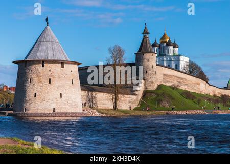 Pskov-Landschaft mit Kreml, alte Küstenbefestigung in Russland Stockfoto