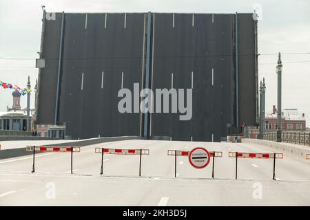 Verkündigungsbrücke mit erhöhter Spannweite am Tag. St. Petersburg, Russland Stockfoto