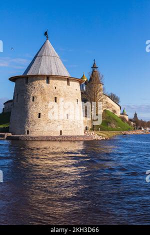 Steinturm des Kremls von Pskov, alte Küstenbefestigung in Russland. Vertikales Foto Stockfoto