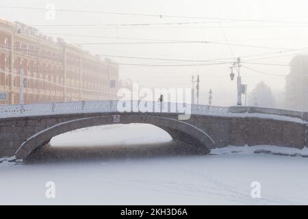 St. Petersburg an einem Wintertag, Blick auf die Straße mit der Mogilew-Brücke, Bogenbrücke über den Griboedov-Kanal im Admiralteisky-Viertel Stockfoto