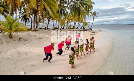 Kankis-Tanz, traditionelle Folklore der Ureinwohner der Guna. Mit Flöten verschiedener Größen feiern Männer, dass sie Geräusche erzeugen, die Vögel und die Natur nachahmen. Stockfoto