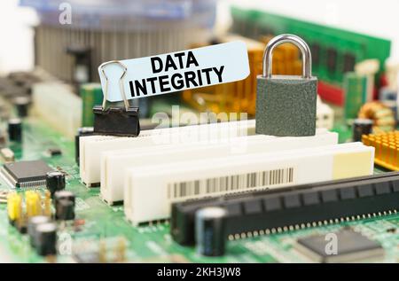 Computersicherheitskonzept. Auf der Hauptplatine befindet sich ein Aufkleber mit der Aufschrift „Data Integrity“ (Datenintegrität) Stockfoto