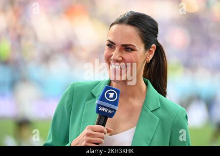 Doha, Katar. 23.. November 2022. ARD-Moderator Esther SEDLACZEK, Einzelbild, Einzelmotiv, Porträt, Porträt, Porträt. Deutschland (GER) - Japan (JPN) 1-2 Gruppe Stage Group E auf 23.11.2022 im Khalifa International Stadium. Fußball-Weltmeisterschaft 2022 in Katar ab 20,11. - 18.12.2022? Kredit: dpa/Alamy Live News Stockfoto