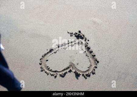 Die Form eines Herzens an einem Strand in den Sand gezeichnet Stockfoto