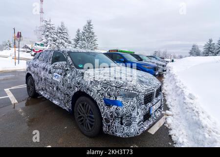 Salzburg: Autonomes Auto von BMW auf einem Parkplatz am Berg Gaisberg in Flachgau, Salzburg, Österreich Stockfoto