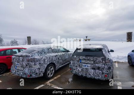 Salzburg: Autonomes Auto von BMW auf einem Parkplatz am Berg Gaisberg in Flachgau, Salzburg, Österreich Stockfoto