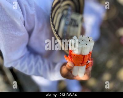 Die Cumbia ist ein Folklore-Genre und Tanz. Es ist eine Mischung aus afrikanischen, indianischen und europäischen Stilen und verwendet Musikinstrumente wie Trommeln, Flöten, Maracas und Akkordeons. Kolumbianische Cumbia, ist ein musikalischer Rhythmus und traditioneller Volkstanz aus Kolumbien. Es besteht aus drei verschiedenen Kulturen, der amerikanischen Indianer, Afrikaner und Spanier, die das Ergebnis der langen und intensiven Begegnung dieser Kulturen während der Eroberung und der Kolonie sind. Stockfoto