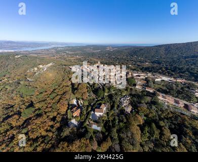 Blick aus der Vogelperspektive auf das Dorf Gassina auf einem Hügel, Teil des Golfes von Saint-Tropez, in Frankreich, französische Riviera, Var Provence. Stockfoto