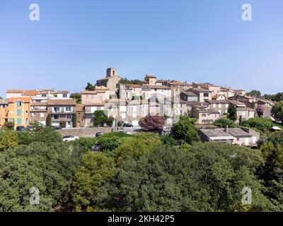 Blick aus der Vogelperspektive auf das Dorf Gassina auf einem Hügel, Teil des Golfes von Saint-Tropez, in Frankreich, französische Riviera, Var Provence. Stockfoto