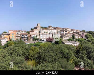 Blick aus der Vogelperspektive auf das Dorf Gassina auf einem Hügel, Teil des Golfes von Saint-Tropez, in Frankreich, französische Riviera, Var Provence. Stockfoto