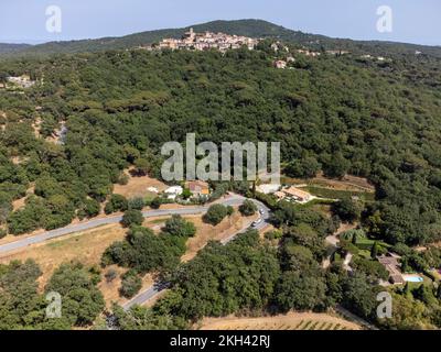 Blick aus der Vogelperspektive auf das Dorf Gassina auf einem Hügel, Teil des Golfes von Saint-Tropez, in Frankreich, französische Riviera, Var Provence. Stockfoto