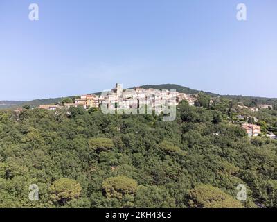 Blick aus der Vogelperspektive auf das Dorf Gassina auf einem Hügel, Teil des Golfes von Saint-Tropez, in Frankreich, französische Riviera, Var Provence. Stockfoto