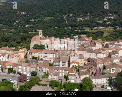 Blick aus der Vogelperspektive auf das Dorf Gassina auf einem Hügel, Teil des Golfes von Saint-Tropez, in Frankreich, französische Riviera, Var Provence. Stockfoto